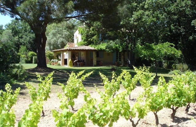 Idyllic St Tropez location with pool. Tranquil setting close to all the action.