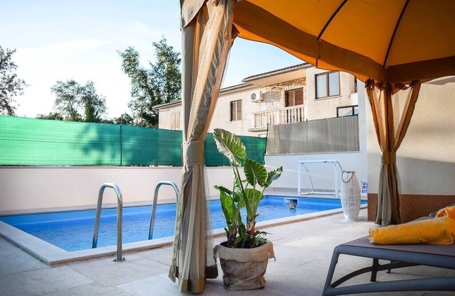 Idyllically situated vacation home with pool for 6