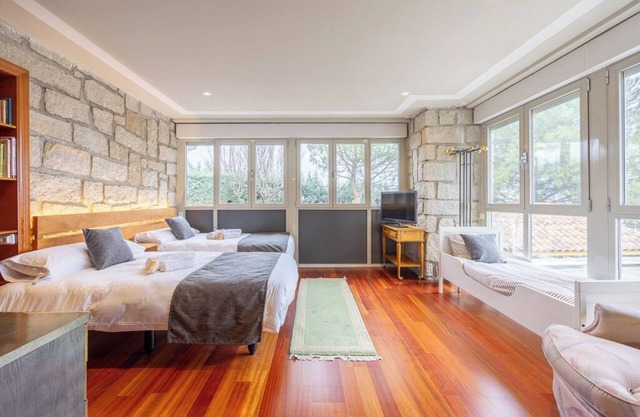 If you are looking for peace and quiet, this is the sitio.Si you are looking for feasts NO
