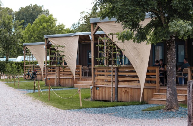 If you want to stay on a campsite while enjoying all the comfort of a home, why not rent one of our luxury lodges in the unspoilt landscape of the Dutch province of Limburg. You can find these lodges with private parking on the map on pitches 134, 13