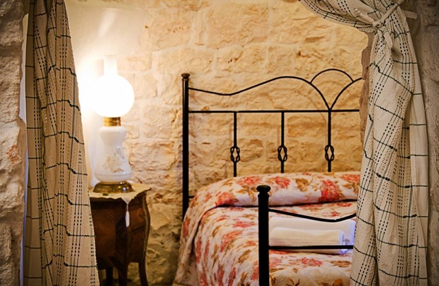 Il Panoramico: trullo house from the 1800s with a view of the vineyard and the Valle d'Itria