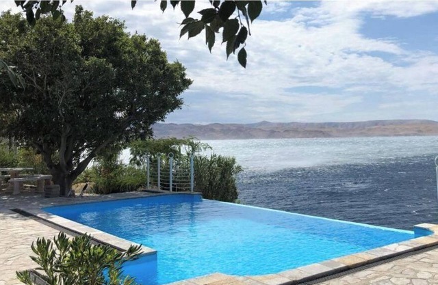 Imanje uz plažu sa tenis igralištem i bazenom: Unit A1