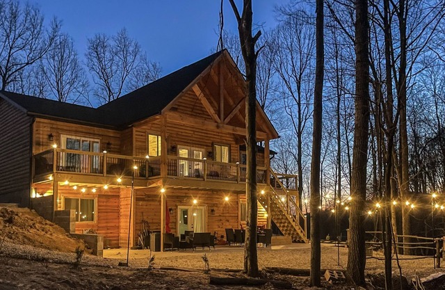 Immaculate 20 Person Lodge, close to Hocking Hills