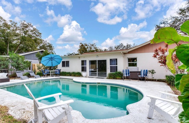 Immaculate, refurbished house, specious yard and private pool in Palm Harbor