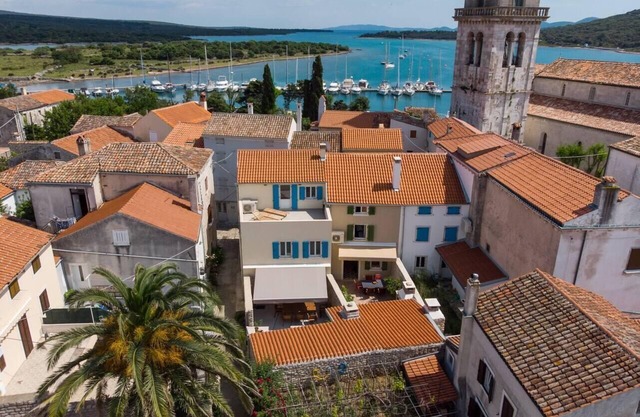 Impeccable 4-Bed Apartment in Osor