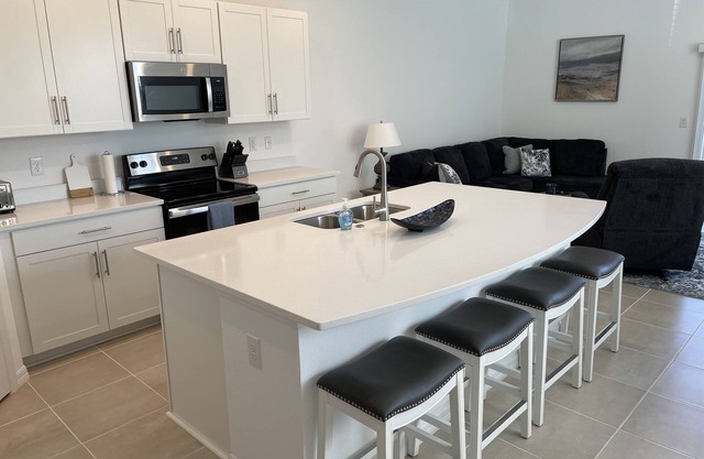 Impressive, New 3BD/2BA Townhome in Skye Ranch, Sarasota, 11 Miles to Beaches