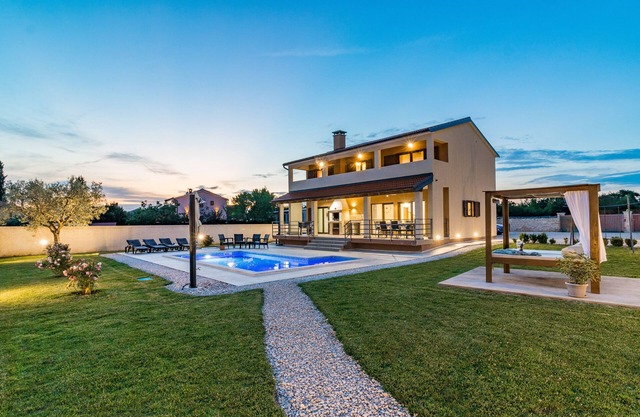 Impressive pool vacation home near Pula - perfect for families with children