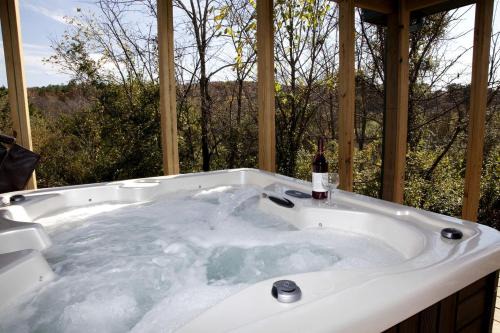 Impressive Secluded Cabin with Hot-tub in Herod, Illinois