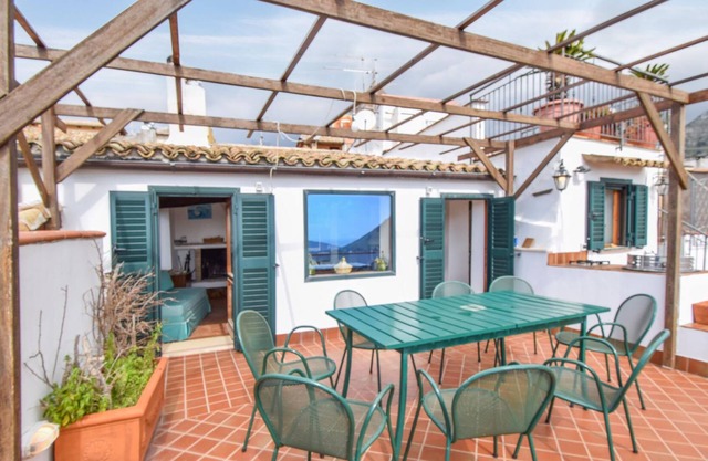 In a fantastic location in the romantic village of Itri welcomes you this spacious apartment with a
