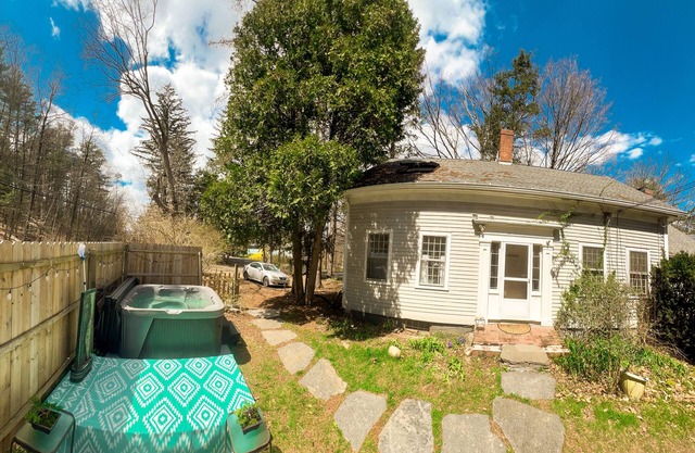 In Amherst with Hot tub 4 bed 1 Bath Welcome to long mountain suite! Book today!