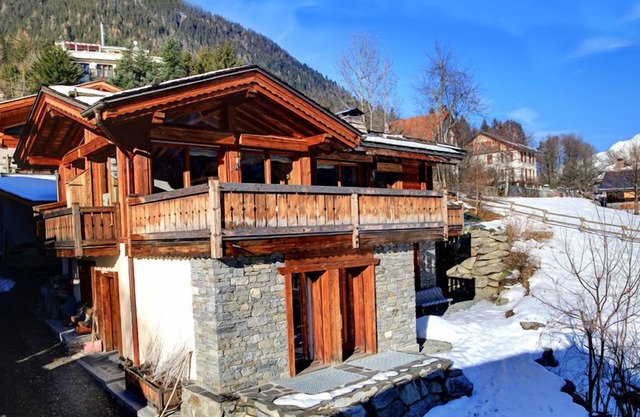 IN CHAMONIX, LUXURY CHALET, full south, front the Mont Blanc