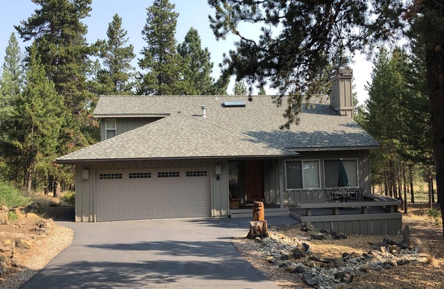 IN SUNRIVER-Beautiful, remodeled, 3BR/3BA, HotTub, 8SHARC Passes, Pets OK