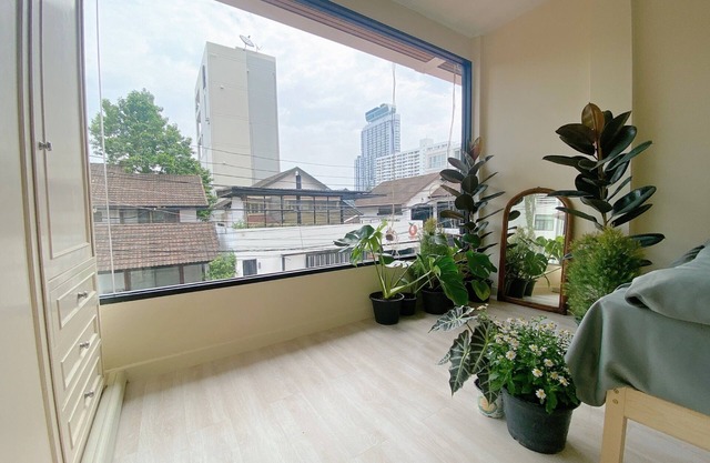 In the heart of Bangkok, 5 mins to the most popular bar/restaurant in the city