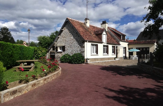 In the heart of Normandy, 10 minutes from Bagnoles de l'Orne. WIFI . Linen
