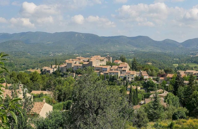 In the heart of the Luberon, spacious house in Grambois, private pool.