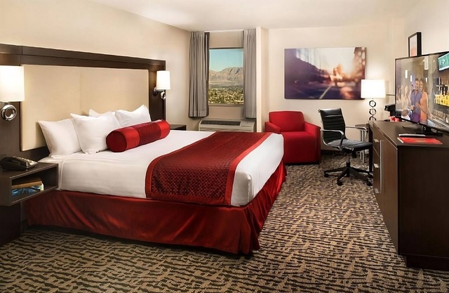 In the Heart of Vegas Attractions! Casino, Pool, Game Room, Near Mob Museum!