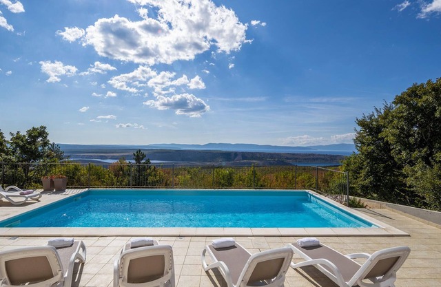 In this beautiful vacation home with enchanting views of the Kvarner Bay and the islands of Cres and