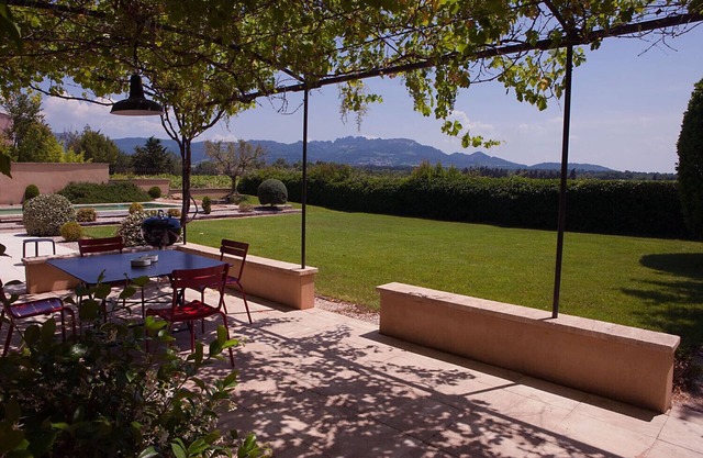In Violès, Vaucluse, luxury landhouse for your holiday, heated pool