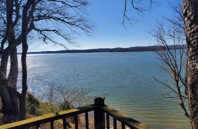 Includes weekday pontoon! Near LBL, lots of deck space. 3 bed/2 bath
