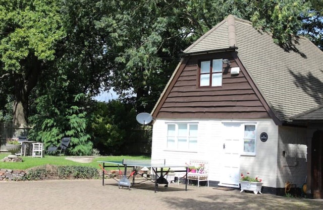 Inclusive, child-friendly, dogs welcome, garden area, near pubs/river/golf