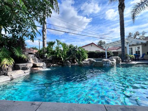 Incredible 5 Bedroom, 4 Bath, Rock Pool & Jacuzzi Home, 1/2 Mile Walk To Disney