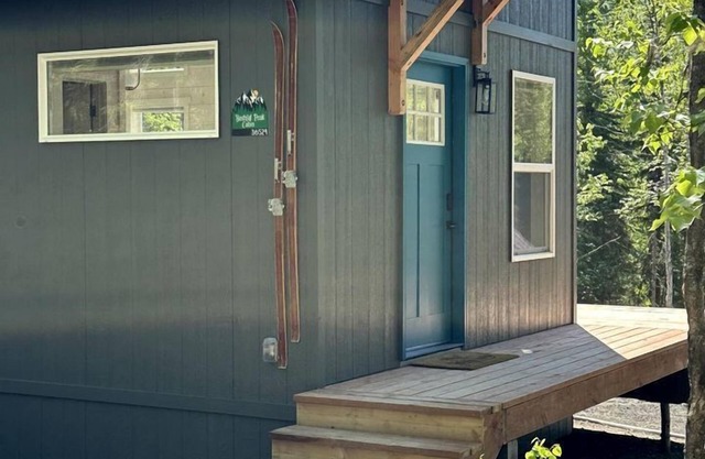 Incredible Cabin Surrounded by Trees and Hot-tub Provided in Anchorage, Alaska