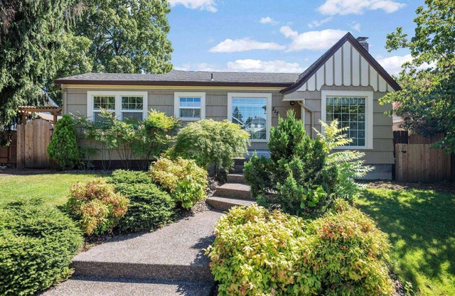 Incredible Central Downtown Vancouver Location, New Décor and Furnishing, Two Miles to Waterfront