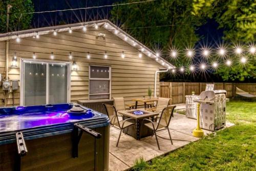 Incredible Cozy Cottage with Hot-tub in Gary, Indiana