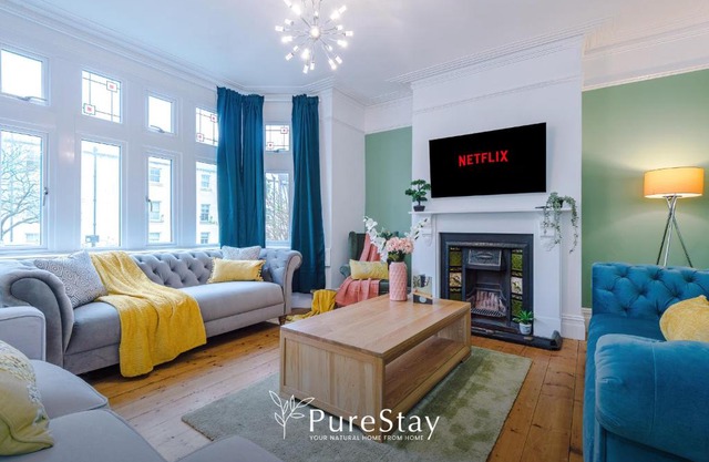 Incredible - Five Bedroom - 7 actual Beds - 6 Bathroom House By PureStay - Central Bath with Parking