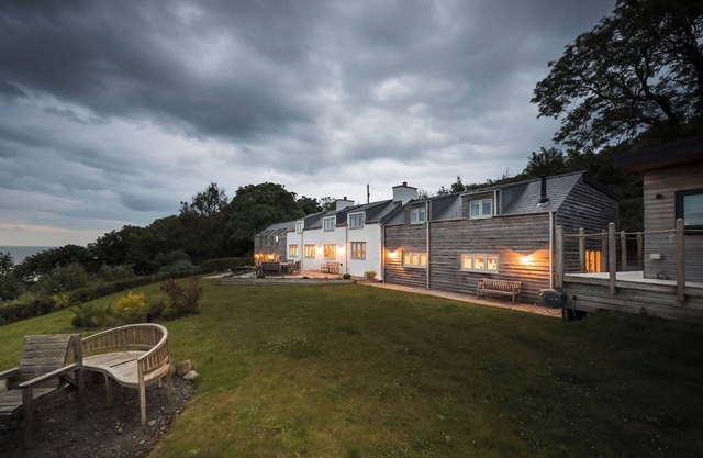 Incredible stay overlooking Red Wharf By sleeping up to 8 guests with hot tub & garden lounge area
