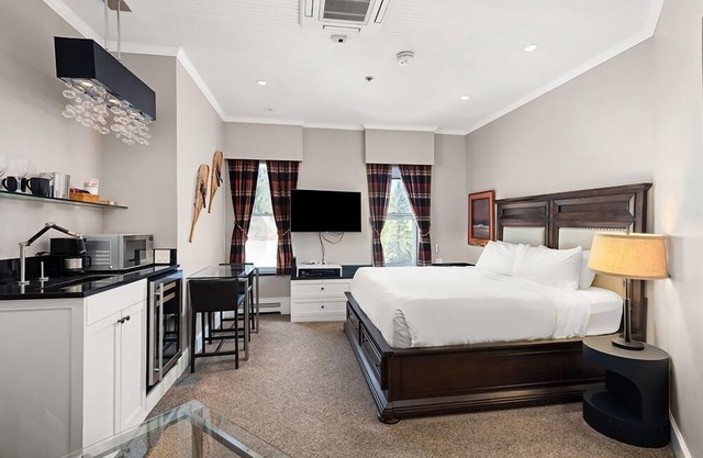 Independence Square 302 | Top Floor Stylish Hotel Room with Wet Bar, A/C, in Downtown Aspen