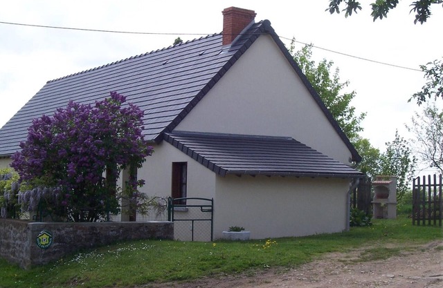 Independent farmhouse with enclosed garden, pets allowed