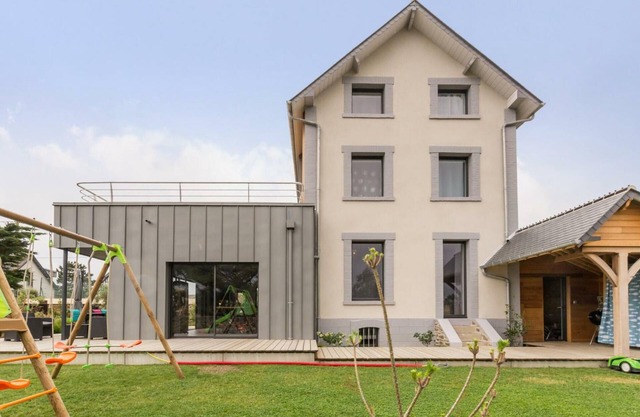 Independent villa with terrace and private garden near the beach