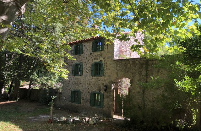 Independent gîte/14th century forge. Nature, freshness, sun & natural bath.