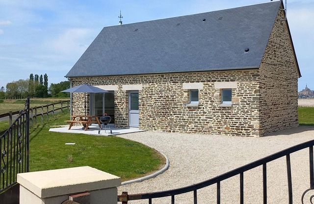 Independent house with parking and garden near Mont St-Michel