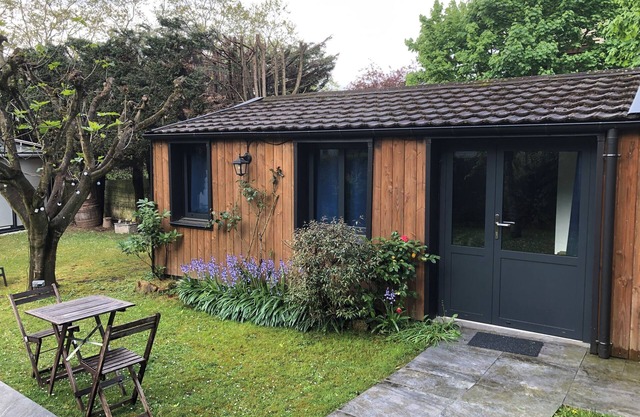 Independent studio + garden. 5 min walk to Jardy, 15 min to La Défense by train.