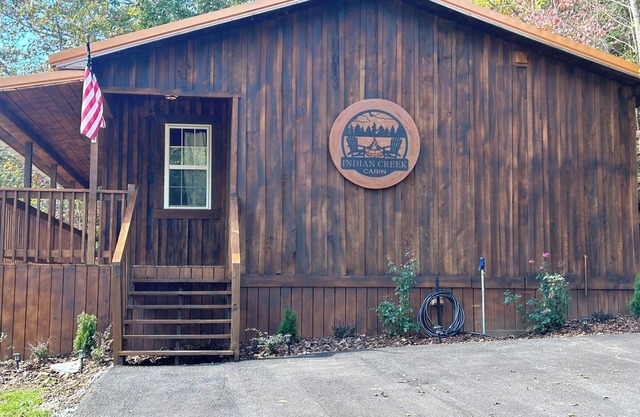 Indian Creek Cabin, McKee KY- 2 BR cabin on the Rockcastle River in McKee, KY!