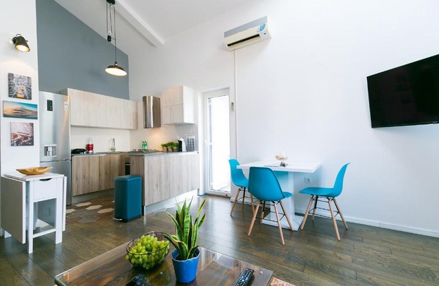 Industrial style 2 Bedroom Apt 3 min from the beach!