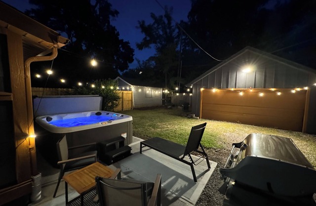 Indy Bungalow-Near Butler & Broad Ripple-Hot Tub!