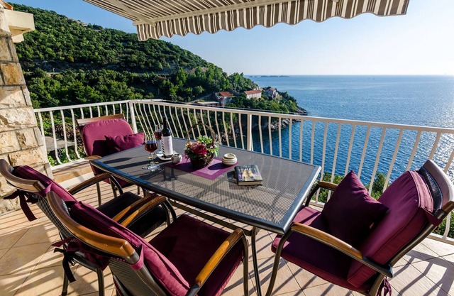 Indy's Beach Apartments -Two Bedroom Apartment with Balcony and Sea View