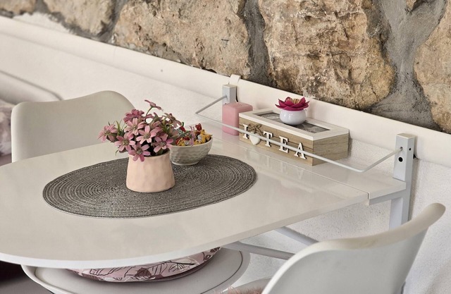 Indy's Beach Apartments- Studio Apartment with Patio and Sea View