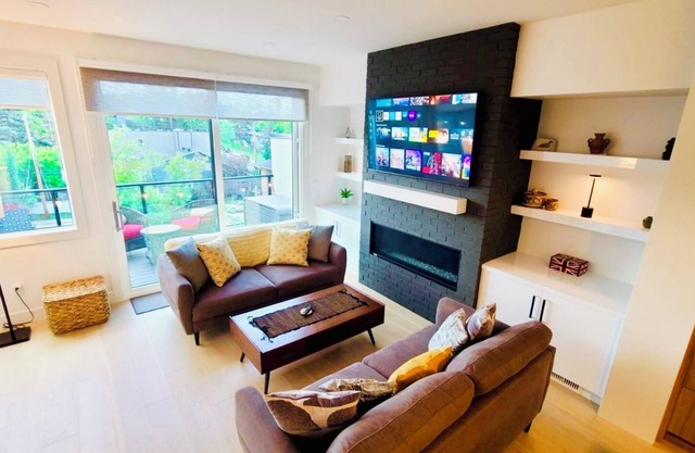 Innercity Luxury 3BR House with AC/garage near Stampede/Saddledome/BMO/MNP