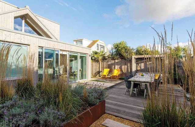 Insta-worthy 4br designer house 5 min to the beach
