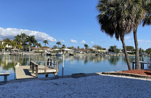 Intercostal Condo, easy walk to Treasure Island Beach