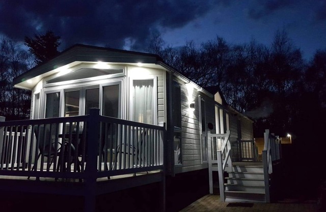 Interstellar - Luxury Hot Tub Lodge