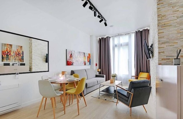 Intimate Flat w/A/C & Jacuzzi - 2BR/6P Montmartre