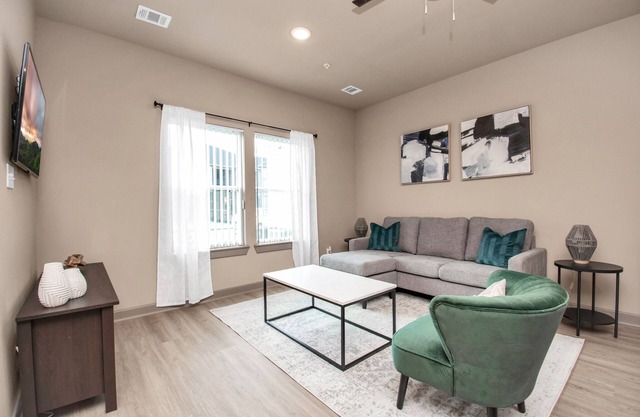 Inviting 2/2.5 Apt, Full Kitch, W/D, FreeParking!