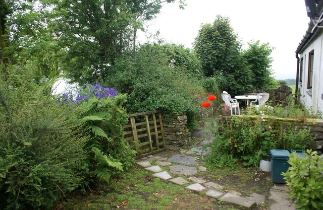 Inviting 2-bed Cottage in Newcastle Emlyn