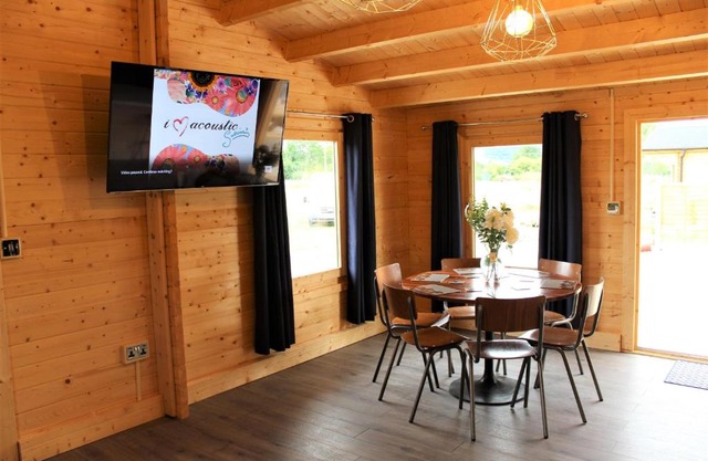 Inviting 3-Bedroom Lodge in Ashton Under Hill