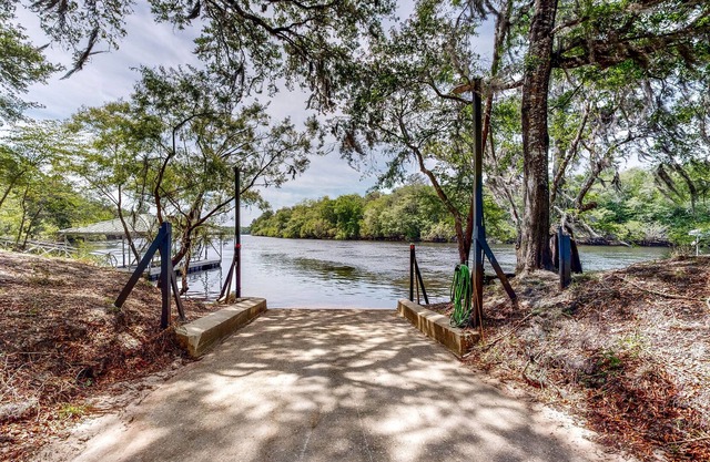 Inviting dog-friendly homes + bungalow, boat ramp
